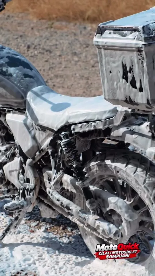 Cilalı motosiklet şampuanıyla yıkama